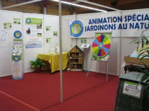 Stand de communication de la charte Jardiner au naturel